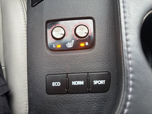 Used 2016 Toyota Avalon XLE image 6