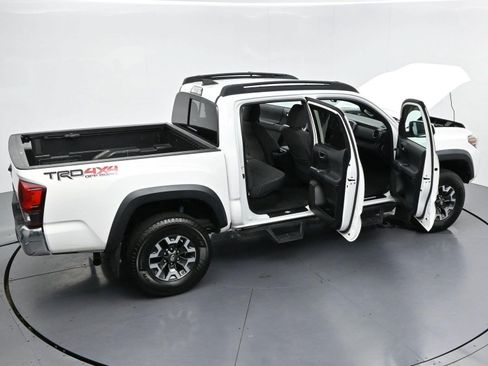 Used 2018 Toyota Tacoma TRD Off-Road AWD/4WD image 38