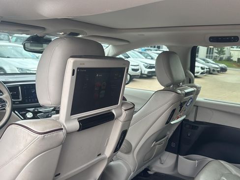 Used 2017 Chrysler Pacifica Limited FWD image 16