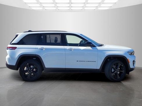 New 2025 Jeep Grand Cherokee Altitude image 3