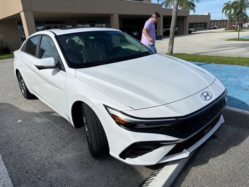 Certified 2024 Hyundai Elantra Limited FWD image 2