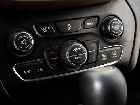 Used 2017 Jeep Cherokee Limited image 17