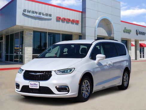 Used 2022 Chrysler Pacifica Touring-L image 2
