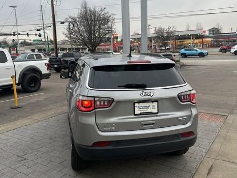 Used 2018 Jeep Compass Latitude w/ Popular Equipment Group image 12