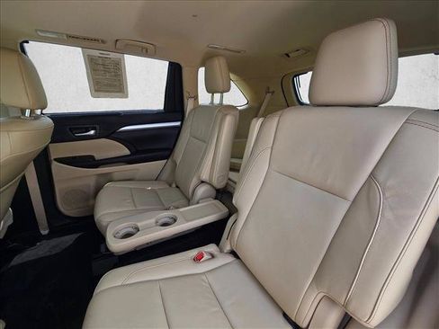 Used 2018 Toyota Highlander XLE FWD image 18