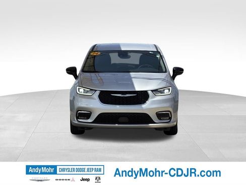 Used 2024 Chrysler Pacifica Touring-L FWD image 2