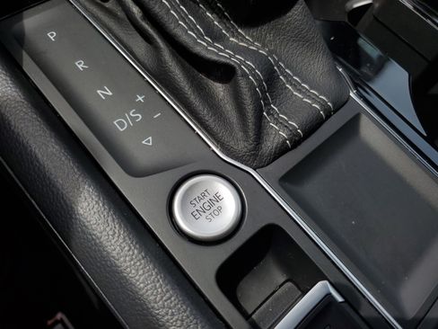 Used 2022 Volkswagen Atlas Cross Sport SE image 29