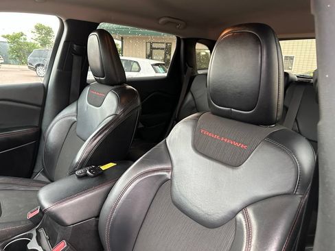 Used 2018 Jeep Cherokee Trailhawk AWD/4WD image 13