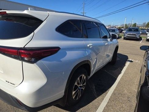 Used 2021 Toyota Highlander XLE AWD/4WD image 17
