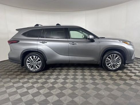 Used 2025 Toyota Highlander Platinum image 2