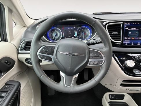 Used 2024 Chrysler Pacifica Touring-L FWD image 12