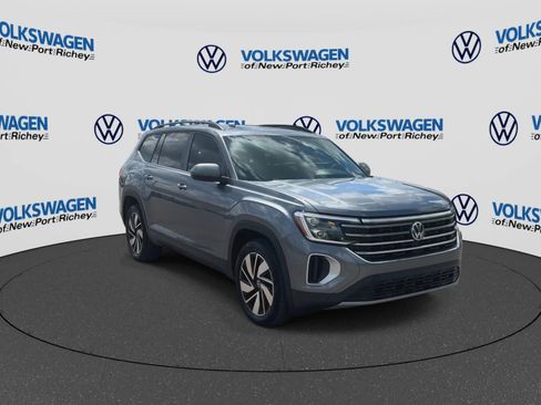 Used 2024 Volkswagen Atlas SE w/ Panoramic Sunroof Package FWD image 2