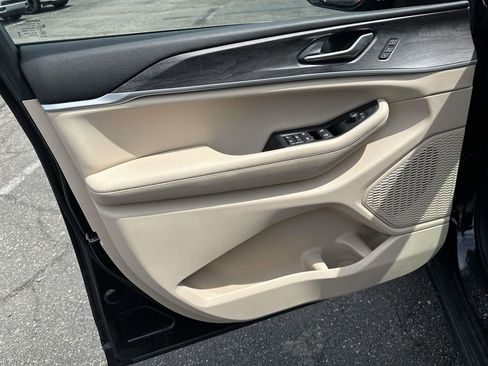 Used 2023 Jeep Grand Cherokee Limited AWD/4WD image 15