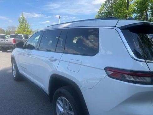 Used 2021 Jeep Grand Cherokee L Laredo w/ Luxury Tech Group I AWD/4WD image 4