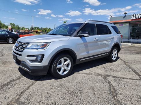 Used 2016 Ford Explorer XLT w/ Equipment Group 202A AWD/4WD image 10