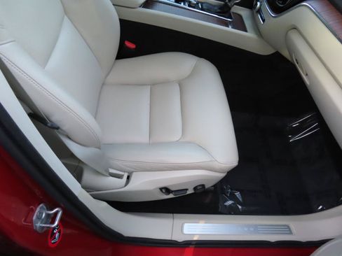 Used 2019 Volvo XC60 T6 Momentum w/ Multimedia Package AWD/4WD image 16