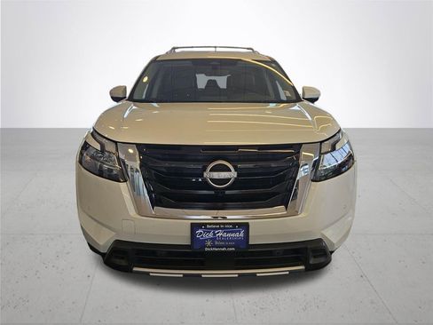 Used 2023 Nissan Pathfinder SL AWD/4WD image 3