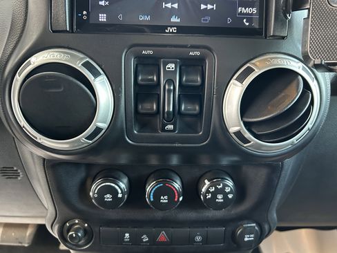 Used 2017 Jeep Wrangler Unlimited Sahara image 25