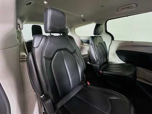 Used 2024 Chrysler Pacifica Touring-L FWD image 26