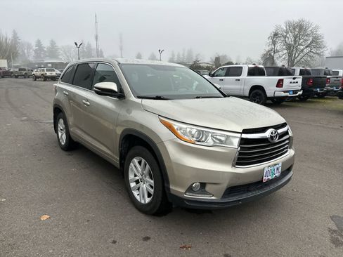 Used 2014 Toyota Highlander LE image 6