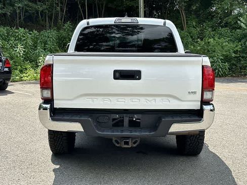 Used 2018 Toyota Tacoma TRD Off-Road AWD/4WD image 4