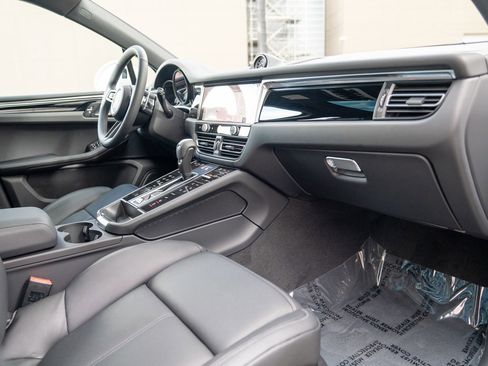 Certified 2025 Porsche Macan image 22