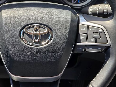Used 2023 Toyota Highlander XLE FWD image 16