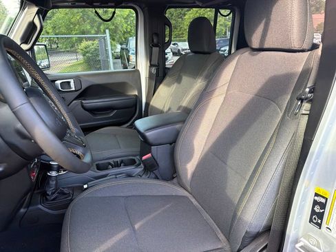 Used 2024 Jeep Gladiator Sport AWD/4WD image 7