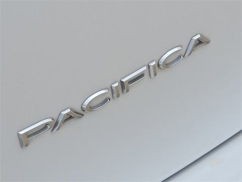 Used 2022 Chrysler Pacifica Touring-L image 10