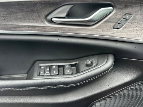 Used 2024 Jeep Grand Cherokee Limited w/ Luxury Tech Group II image 12