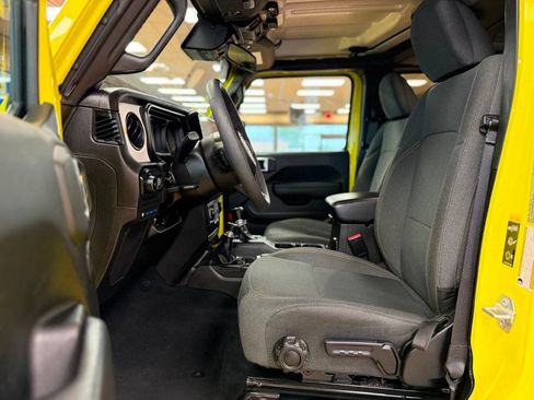 Used 2024 Jeep Wrangler Unlimited w/ Convenience Group AWD/4WD image 16