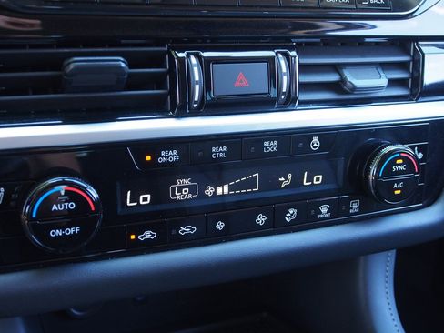 Used 2024 Nissan Pathfinder SL w/ Black Appearance Package AWD/4WD image 30