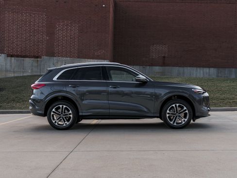 Certified 2025 Audi Q5 Premium w/ Convenience Package image 3