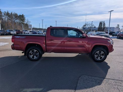 Used 2017 Toyota Tacoma TRD Sport image 6