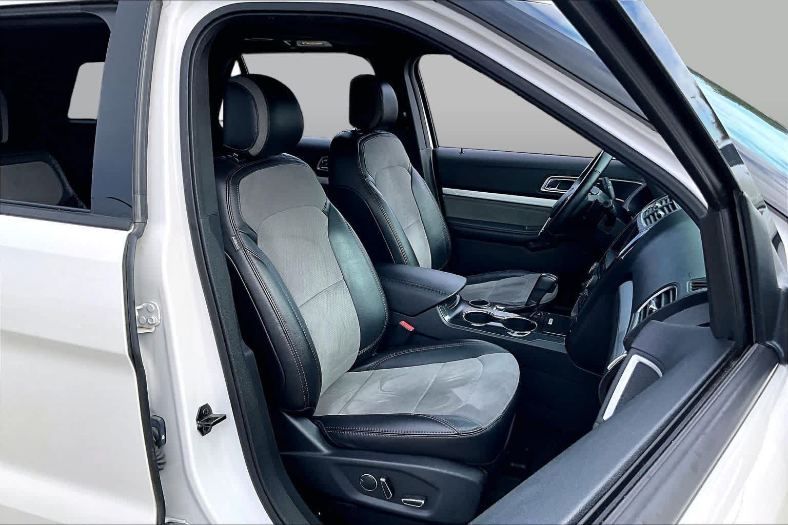 Used 2017 Ford Explorer XLT w/ Equipment Group 202A FWD image 8