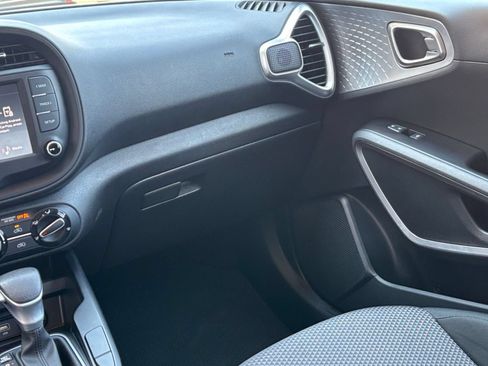 Used 2025 Kia Soul LX w/ LX Technology Package FWD image 32