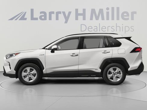 Used 2021 Toyota RAV4 XLE w/ Convenience Package AWD/4WD image 3