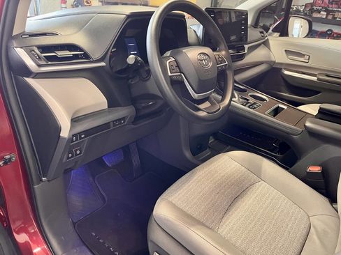 Used 2021 Toyota Sienna LE FWD image 12