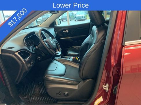 Used 2019 Jeep Cherokee Latitude Plus w/ Comfort/Convenience Group image 3