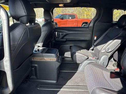 Used 2025 Toyota Sienna Platinum image 20