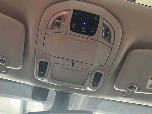 Used 2018 Chrysler Pacifica Limited w/ Tire & Wheel Group FWD image 25