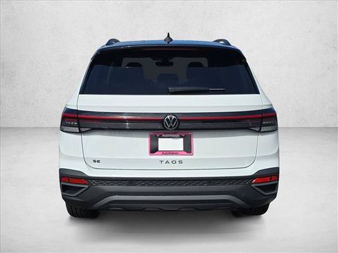 Used 2026 Volkswagen Taos SE FWD image 4