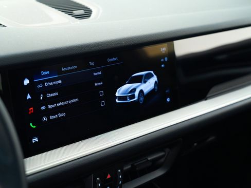 Used 2025 Porsche Cayenne S image 27