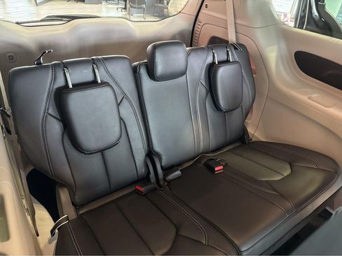 Used 2024 Chrysler Pacifica Touring-L AWD/4WD image 38