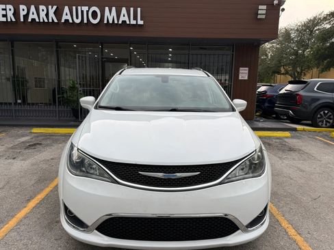 Used 2018 Chrysler Pacifica Touring-L Plus FWD image 2