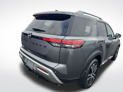 Used 2025 Nissan Pathfinder Platinum image 13