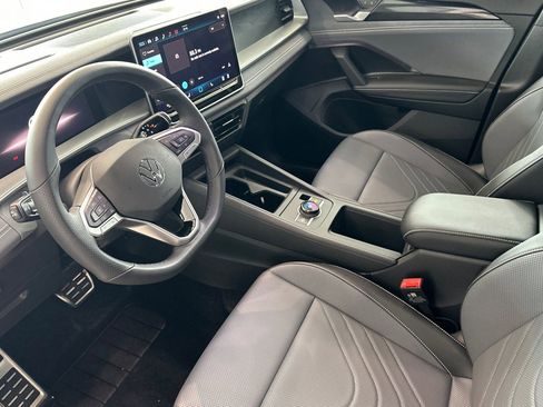 New 2026 Volkswagen Tiguan SE R-Line FWD image 8