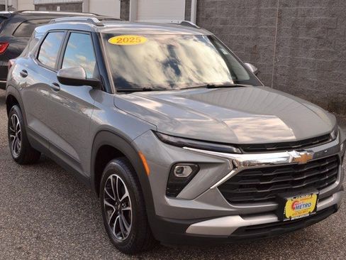 Used 2025 Chevrolet TrailBlazer LT image 2