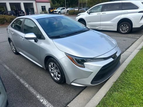 Used 2024 Toyota Corolla LE FWD image 2