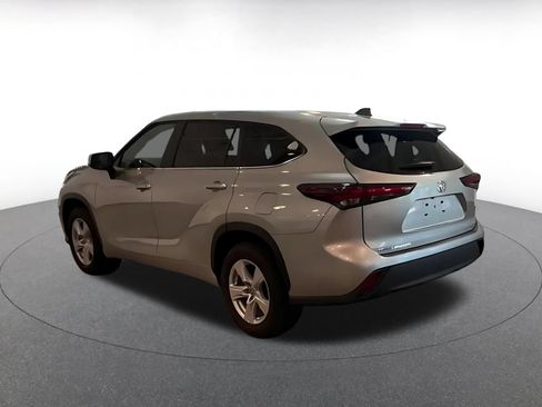 Used 2025 Toyota Highlander LE FWD image 7